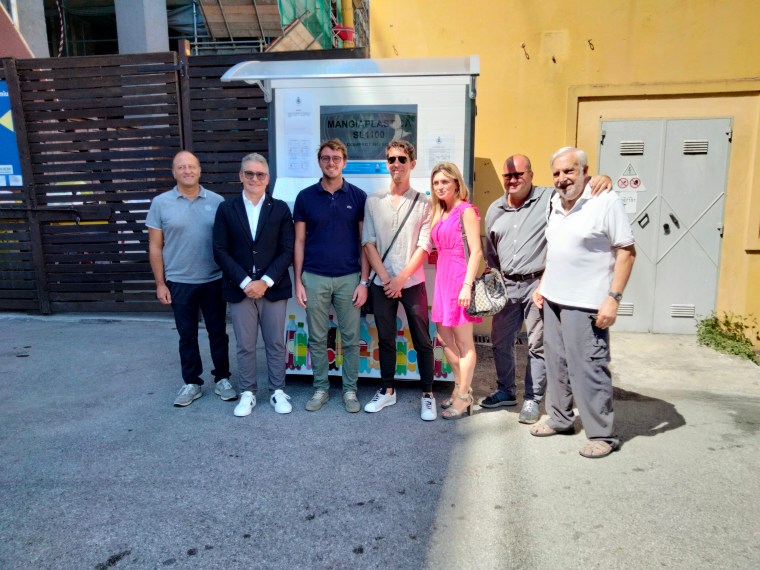 Recco: inaugurato l’eco-compattatore per plastica Amiu che premia i conferimenti Recco: inaugurato l’eco-compattatore per plastica Amiu che premia i conferimenti