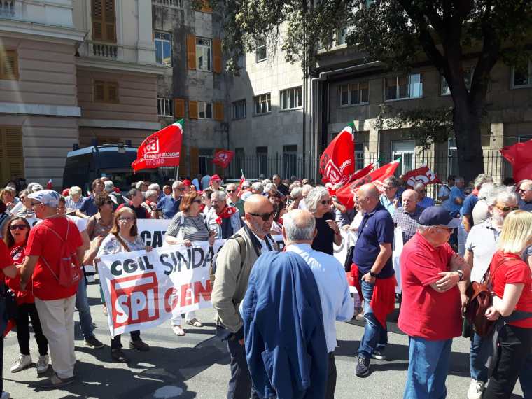 Sanità in affanno, zero risorse aggiuntive e personale in fuga dal settore pubblico: corteo della Cgil Sanità in affanno, zero risorse aggiuntive e personale in fuga dal settore pubblico: corteo della Cgil