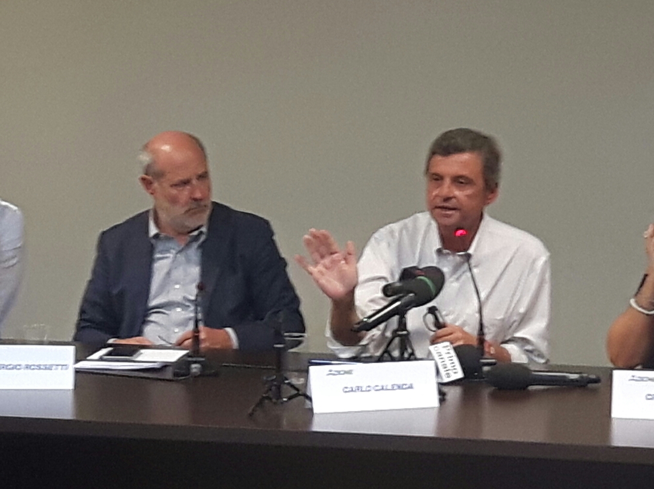 Rigassificatore, Calenda: «Andrò a Vado a discutere con le persone, a fare il lavoro del politico» Rigassificatore, Calenda: «Andrò a Vado a discutere con le persone, a fare il lavoro del politico»