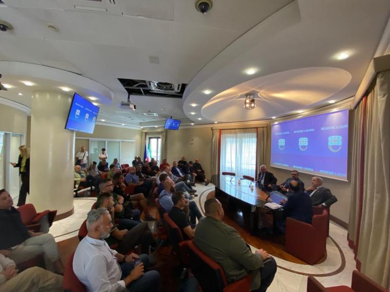 Ex-Ilva, la Fiom con le istituzioni locali: “Rivedere accordo di programma per salvare l’occupazione” Ex-Ilva, la Fiom con le istituzioni locali: “Rivedere accordo di programma per salvare l’occupazione”