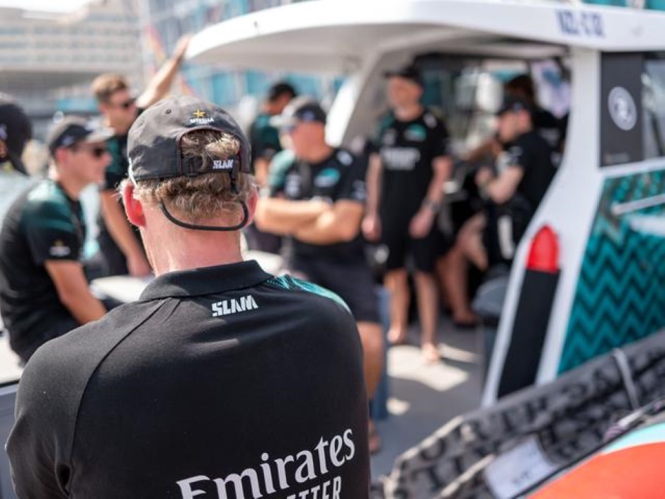 America’ Cup 2024: Slam veste l’equipaggio Emirates Team New Zealand America’ Cup 2024: Slam veste l’equipaggio Emirates Team New Zealand