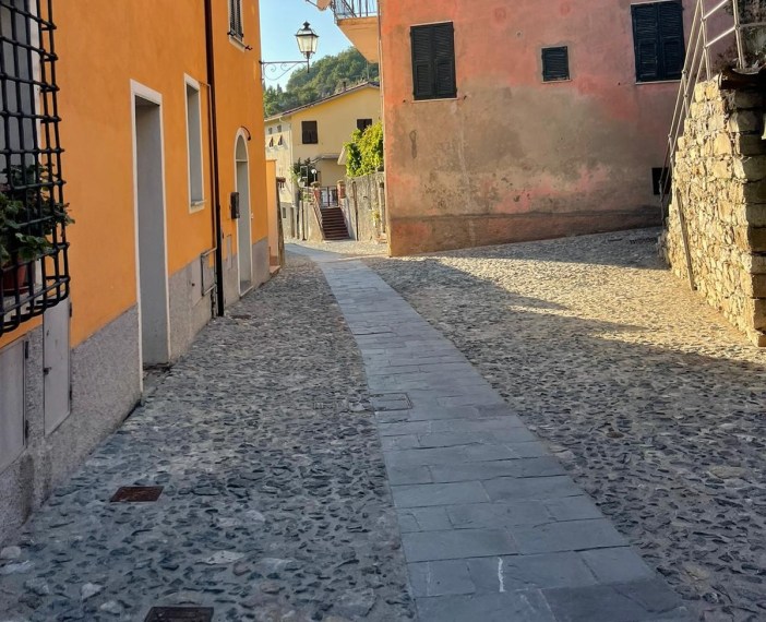 Castiglione Chiavarese: il centro storico ha una nuova pavimentazione Castiglione Chiavarese: il centro storico ha una nuova pavimentazione