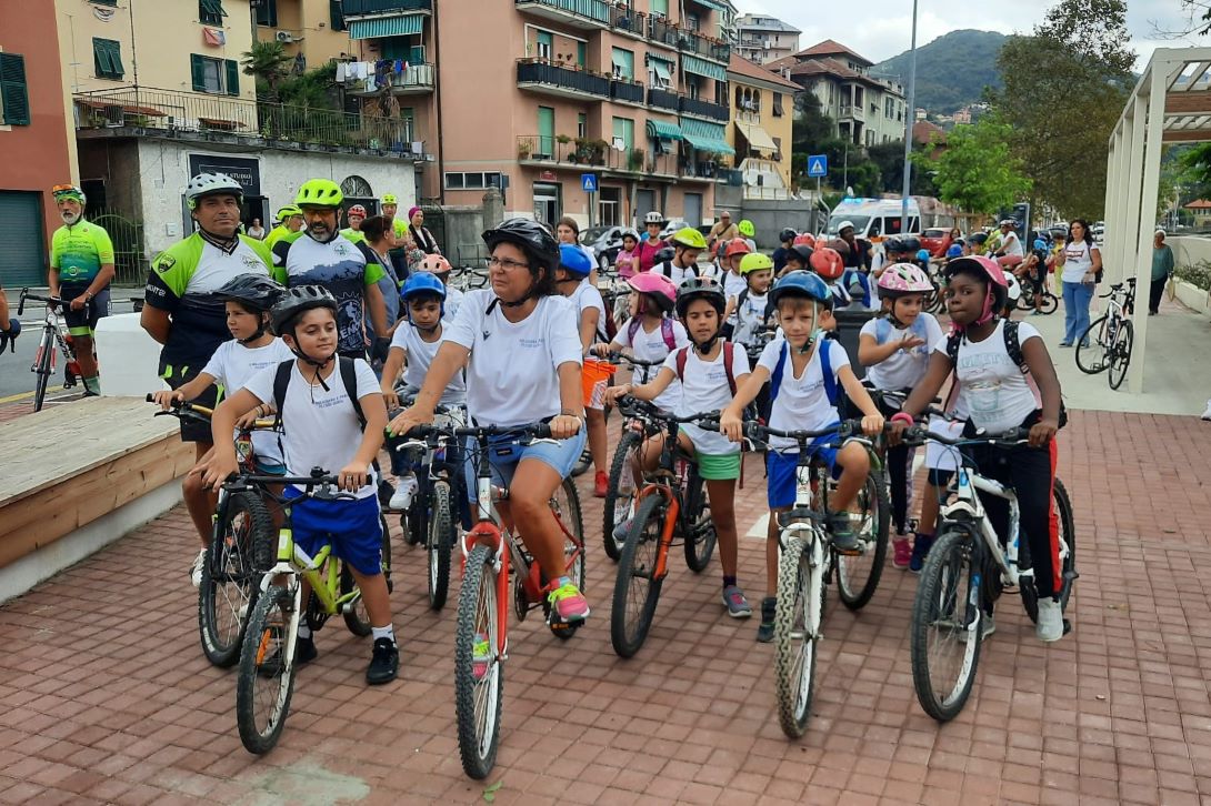 Valbisagno: 50 alunni inaugurano la nuova ciclabile Valbisagno: 50 alunni inaugurano la nuova ciclabile