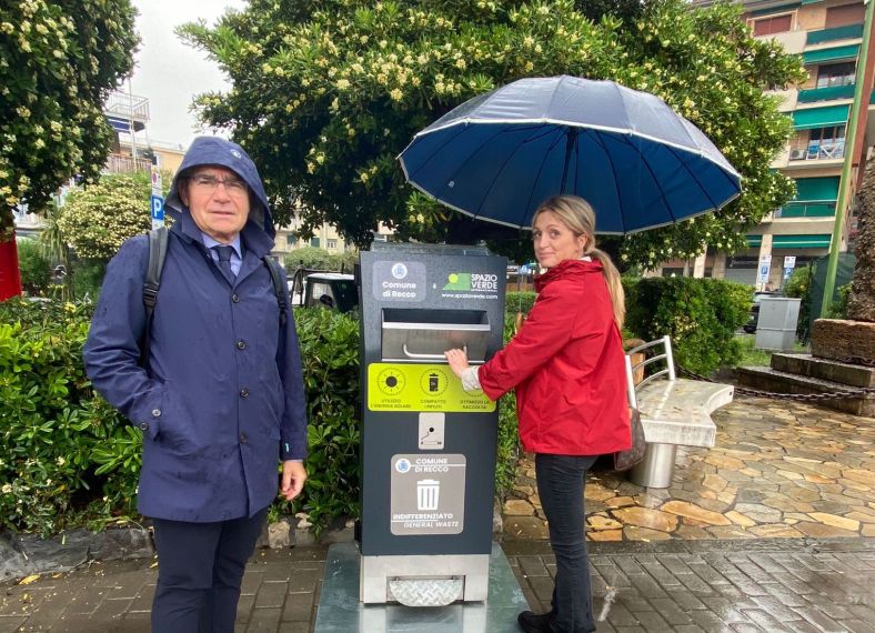 Cestino intelligente installato sulla passeggiata di Recco Cestino intelligente installato sulla passeggiata di Recco