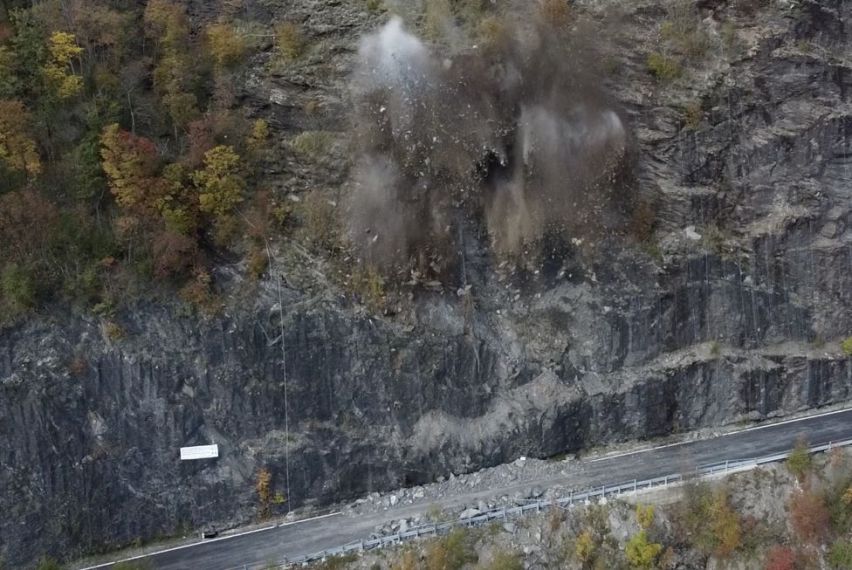 Viabilità, demolizione controllata sulla SP23 al passo della Scoglina Viabilità, demolizione controllata sulla SP23 al passo della Scoglina