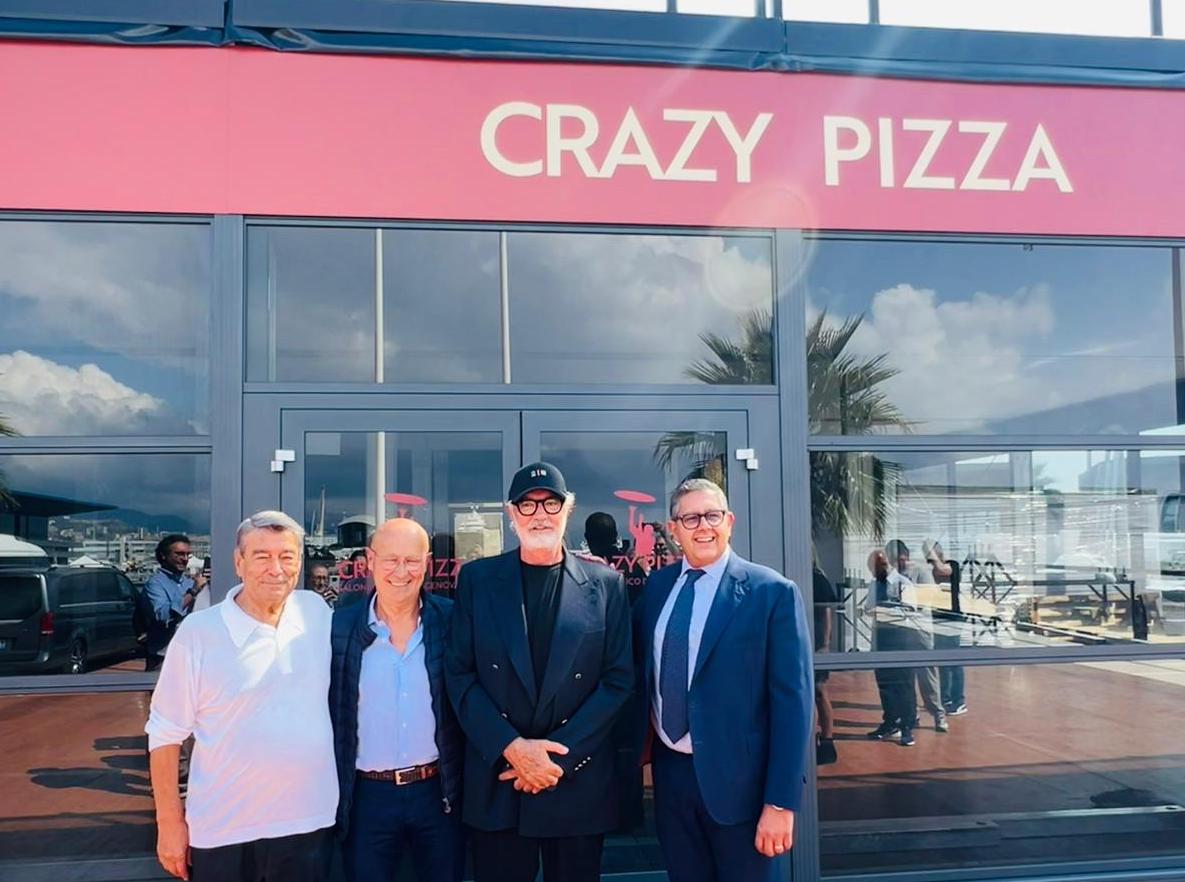 Briatore apre Crazy Pizza al Salone Nautico. «Futuri investimenti su Genova? Assolutamente sì» Briatore apre Crazy Pizza al Salone Nautico. «Futuri investimenti su Genova? Assolutamente sì»