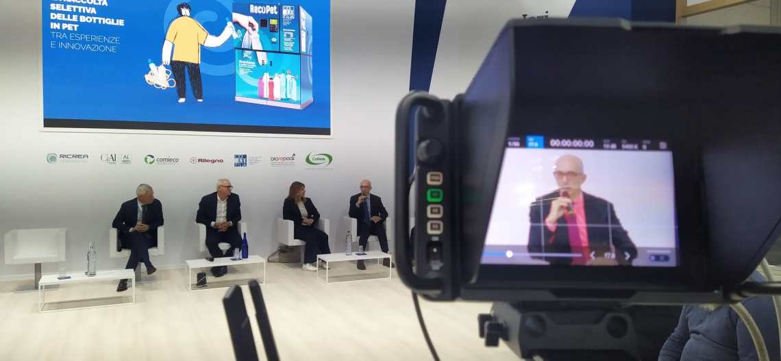 A Ecomondo l’assessore all’Ambiente del Comune di Genova Campora presenta la raccolta Plastipremia A Ecomondo l’assessore all’Ambiente del Comune di Genova Campora presenta la raccolta Plastipremia