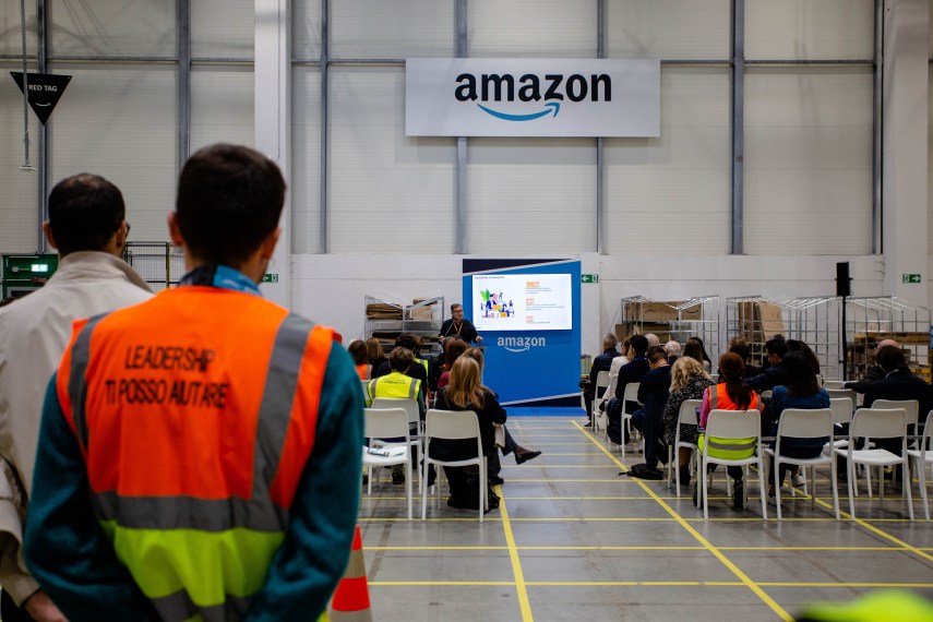 Amazon ha aperto le porte dello stabilimento di Campi ai sindaci e annuncia donazione per Gaslininsieme Amazon ha aperto le porte dello stabilimento di Campi ai sindaci e annuncia donazione per Gaslininsieme