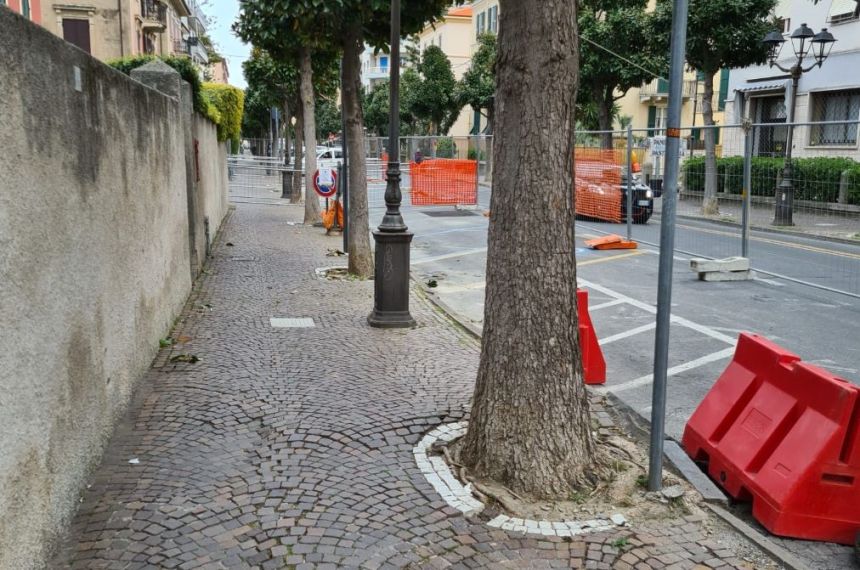 Albenga, iniziati i rifacimenti dei marciapiedi in via Trieste Albenga, iniziati i rifacimenti dei marciapiedi in via Trieste