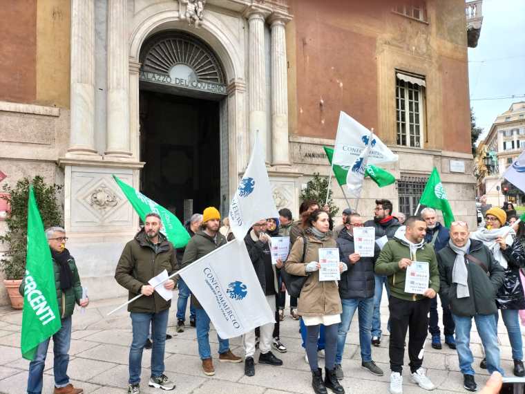 Sciopero dei benzinai in corso. Sigle divise: Faib riduce lo stop a 24 ore Sciopero dei benzinai in corso. Sigle divise: Faib riduce lo stop a 24 ore