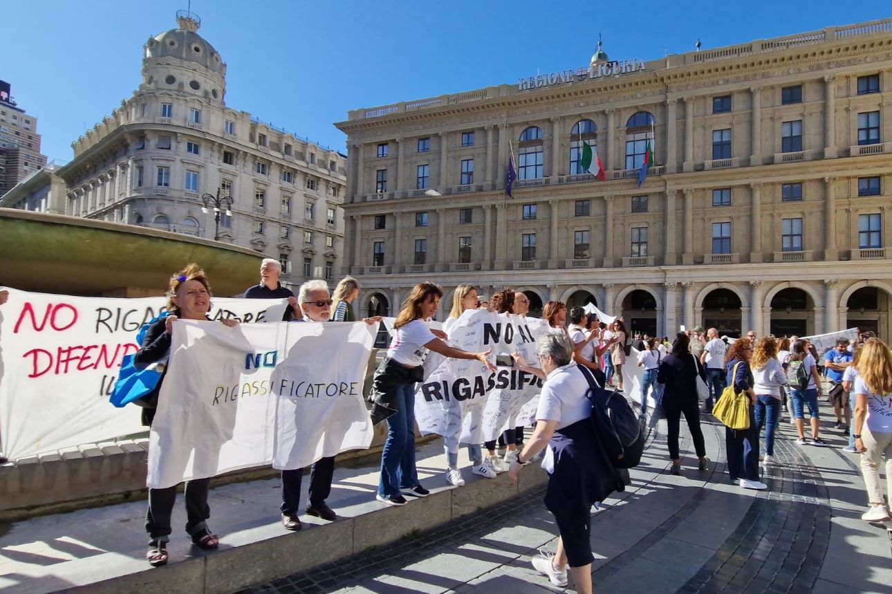Rigassificatore, a Genova manifestazione di protesta Rigassificatore, a Genova manifestazione di protesta