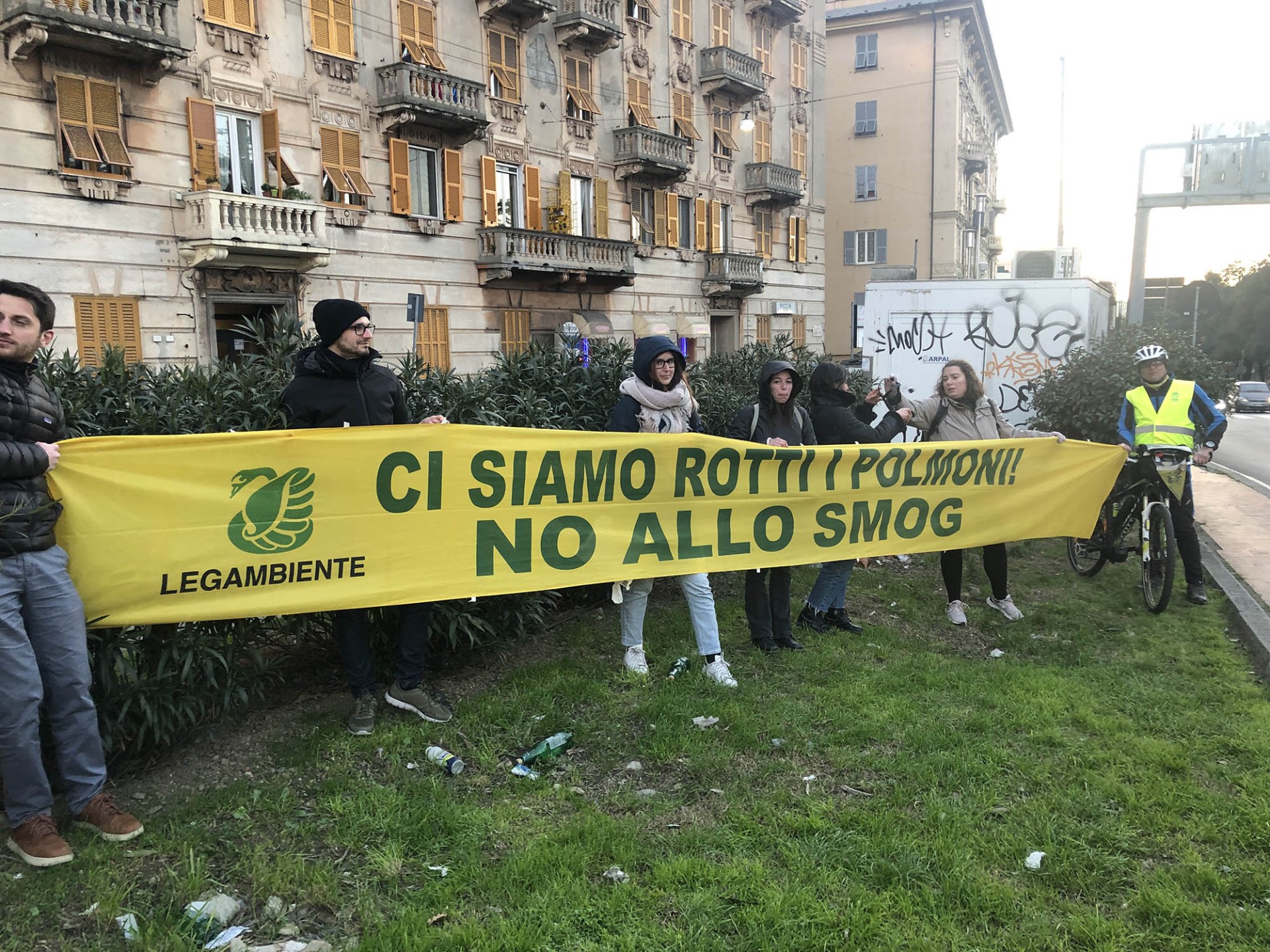 Inquinamento: a Genova flash mob Legambiente e Fiab per lo sforamento del biossido di azoto Inquinamento: a Genova flash mob Legambiente e Fiab per lo sforamento del biossido di azoto