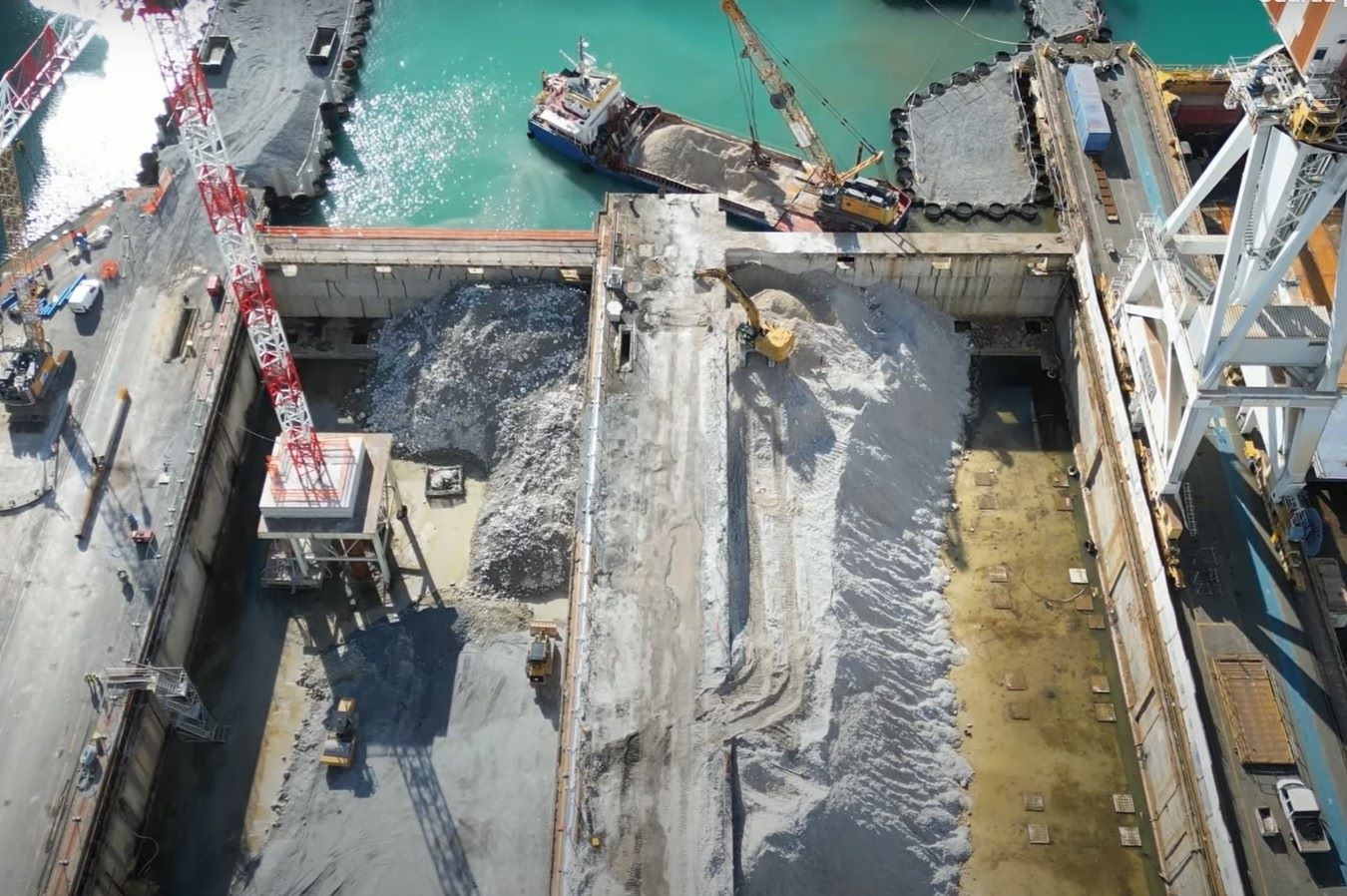 Porto di Genova, procedono i lavori nel super bacino di Sestri Ponente Porto di Genova, procedono i lavori nel super bacino di Sestri Ponente