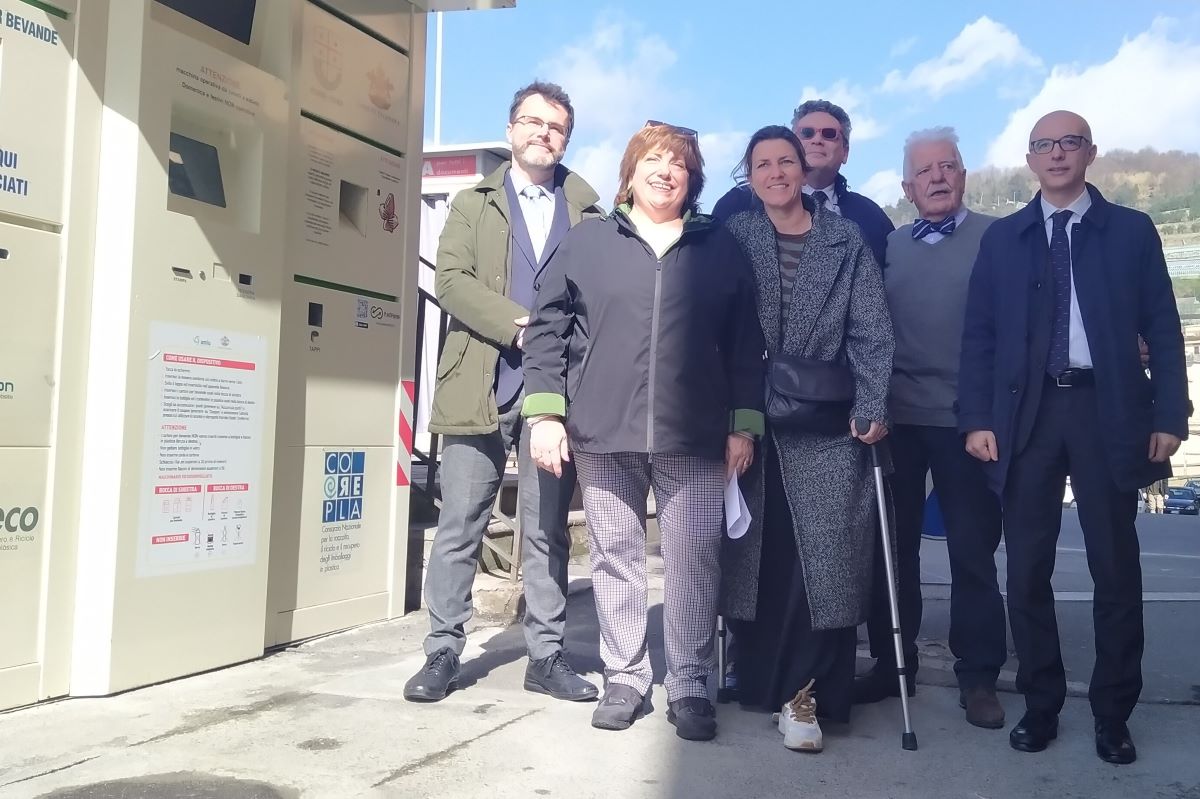 Genova-Voltri, inaugurato l’ultimo dei 18 ecocompattori di Amiu Genova-Voltri, inaugurato l’ultimo dei 18 ecocompattori di Amiu