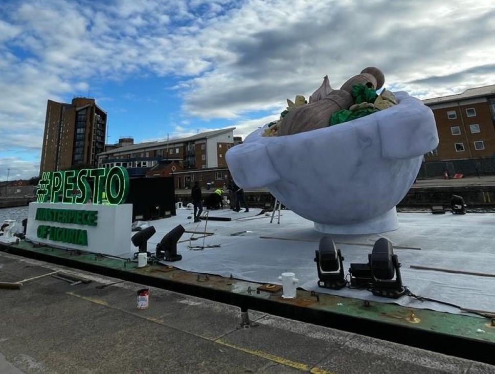 Il mega-mortaio promozionale della Regione Liguria arriva al Sestrière Il mega-mortaio promozionale della Regione Liguria arriva al Sestrière