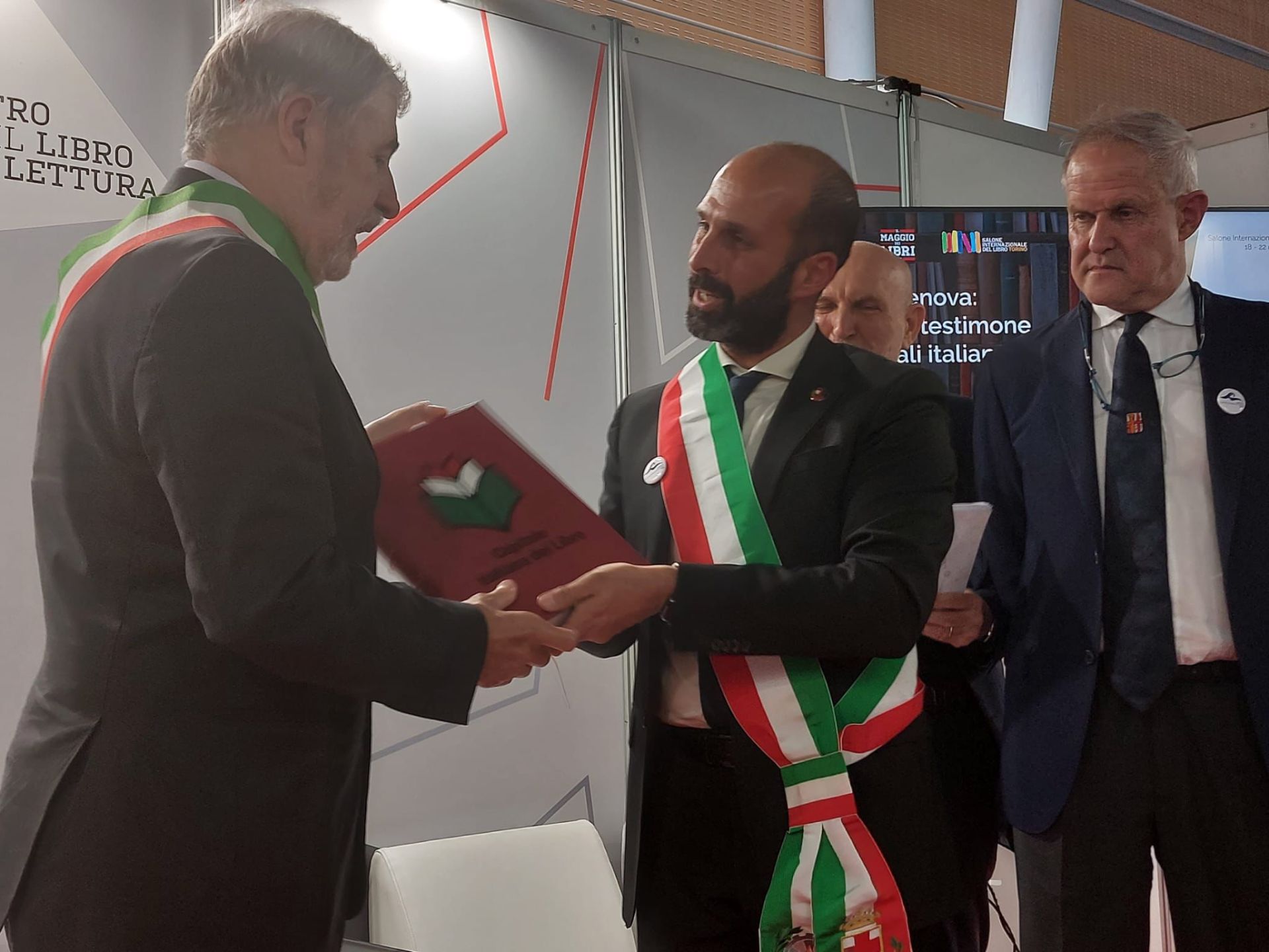 Genova capitale del libro: passaggio di consegne con Ivrea al Salone di Torino Genova capitale del libro: passaggio di consegne con Ivrea al Salone di Torino