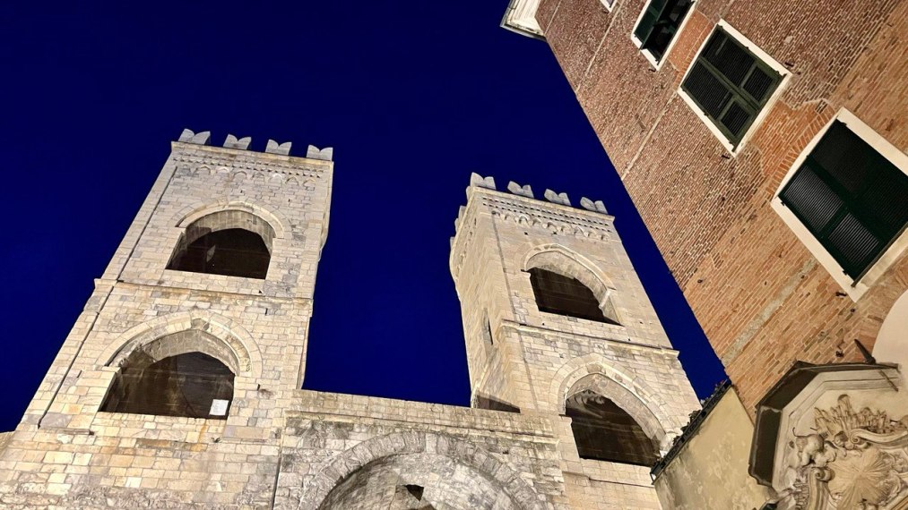 Piano Caruggi, nuova illuminazione per Porta Soprana, Palazzo San Giorgio e Santa Maria delle Vigne Piano Caruggi, nuova illuminazione per Porta Soprana, Palazzo San Giorgio e Santa Maria delle Vigne