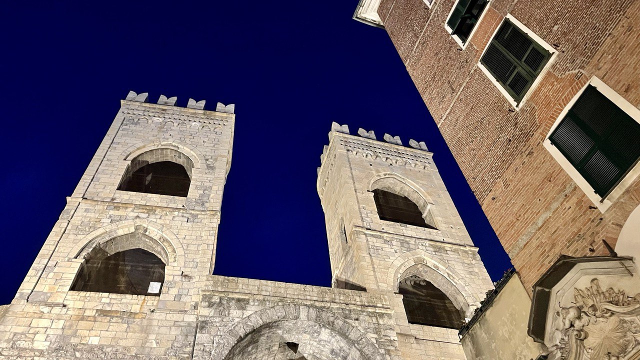 Piano Caruggi, nuova illuminazione per Porta Soprana, Palazzo San Giorgio e Santa Maria delle Vigne Piano Caruggi, nuova illuminazione per Porta Soprana, Palazzo San Giorgio e Santa Maria delle Vigne