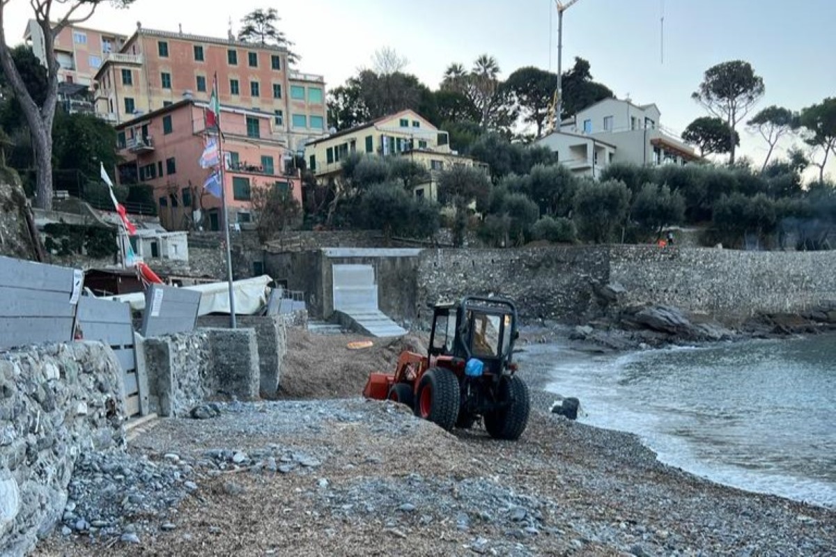 Recco, spiaggia dei Frati interdetta per la rimozione della posidonia Recco, spiaggia dei Frati interdetta per la rimozione della posidonia