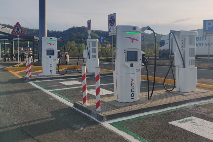 Autostrade: Salt attiva nuove colonnine di ricarica elettrica sulla A12 e sulla A15 Autostrade: Salt attiva nuove colonnine di ricarica elettrica sulla A12 e sulla A15