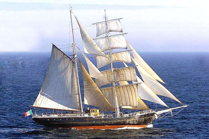 Il brigantino Nave Italia della Marina Militare si prepara per la prossima campagna solidale Il brigantino Nave Italia della Marina Militare si prepara per la prossima campagna solidale