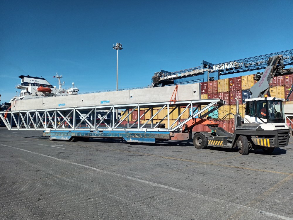 Gruppo Grendi trasporta i prefabbricati Manini da 24 metri per un ponte in Sardegna Gruppo Grendi trasporta i prefabbricati Manini da 24 metri per un ponte in Sardegna