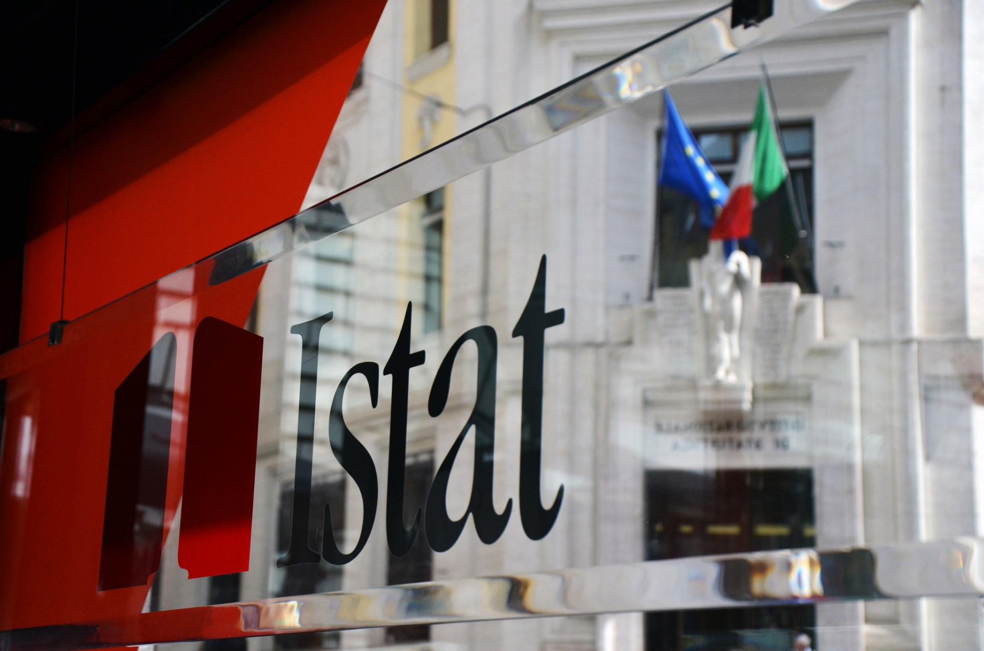 Istat, valore aggiunto delle unità locali di imprese e multinazionali in calo nel 2020 Istat, valore aggiunto delle unità locali di imprese e multinazionali in calo nel 2020