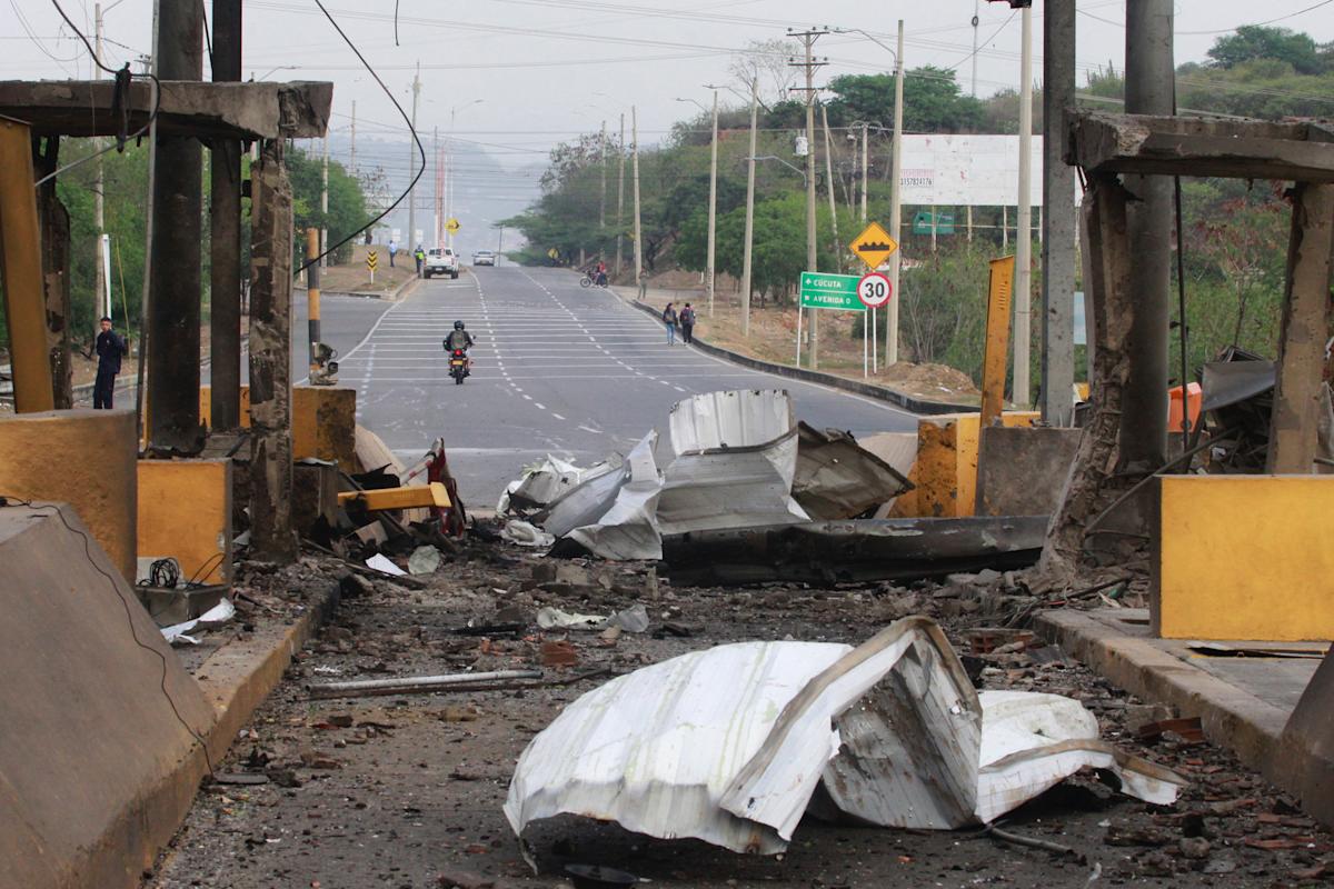 Clashes between Colombian military and guerrilla dissidents leave a soldier dead and another wounded Clashes between Colombian military and guerrilla dissidents leave a soldier dead and another wounded