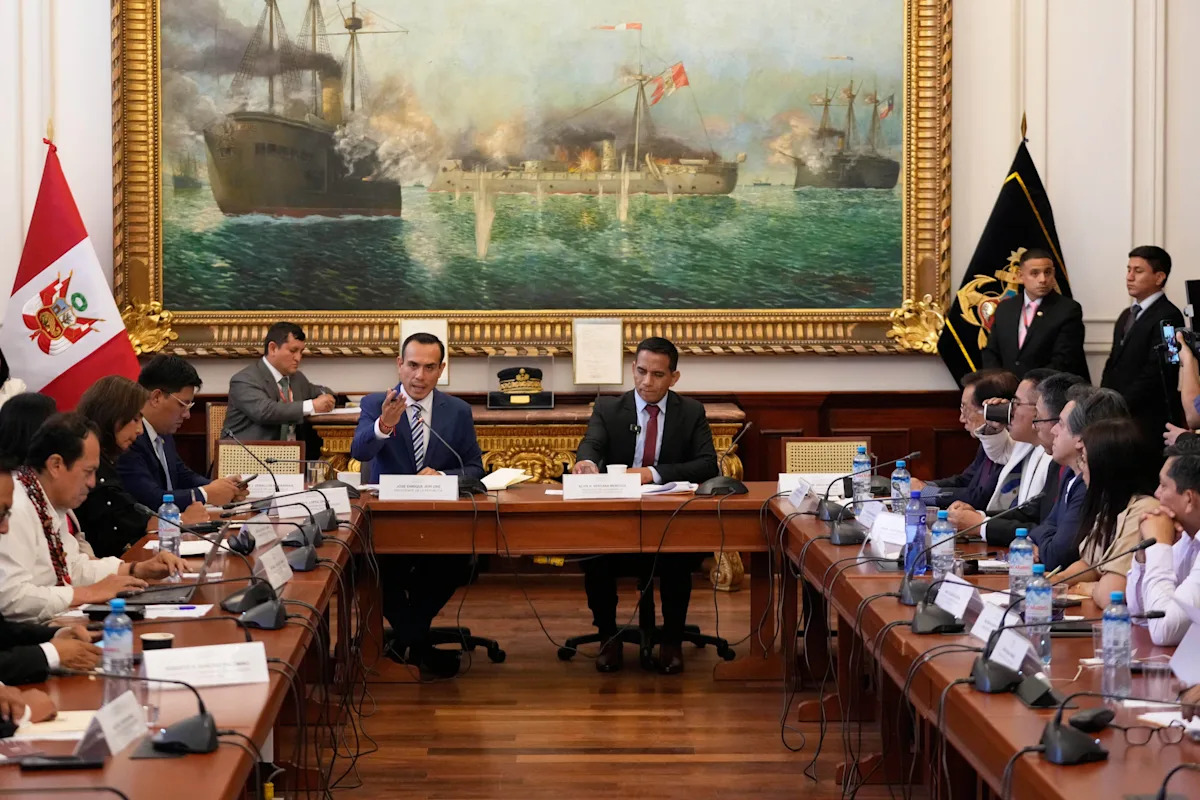 Peru’s interim president faces calls for removal over unregistered meetings with Chinese businessmen Peru’s interim president faces calls for removal over unregistered meetings with Chinese businessmen
