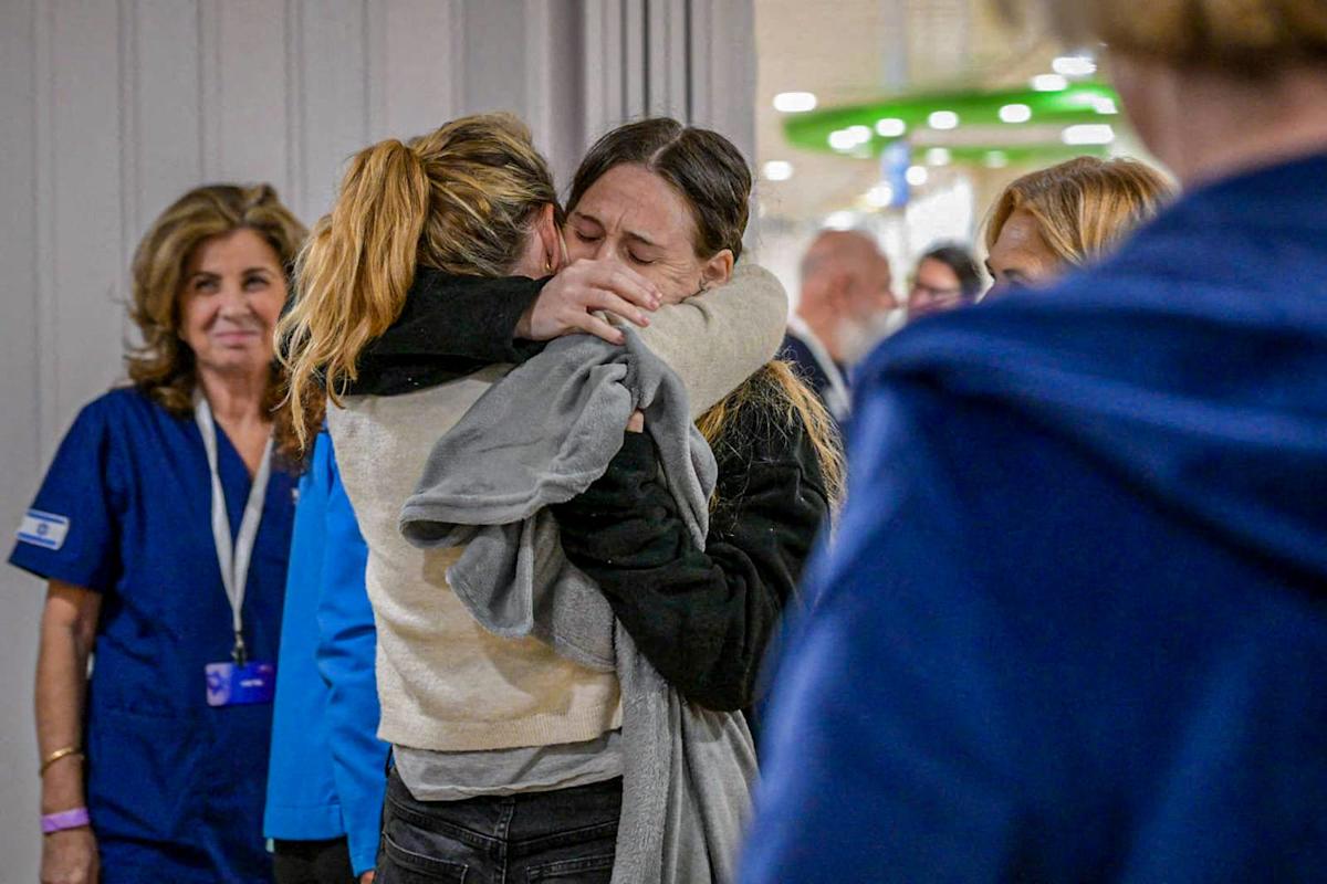 Tears of joy as 3 released hostages dive into their mothers’ arms after 15 months in captivity Tears of joy as 3 released hostages dive into their mothers’ arms after 15 months in captivity
