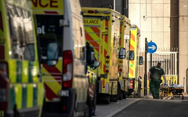 Las ambulancias esperan tiempos récord cuando ‘twindemic’ golpea el Reino Unido Las ambulancias esperan tiempos récord cuando ‘twindemic’ golpea el Reino Unido