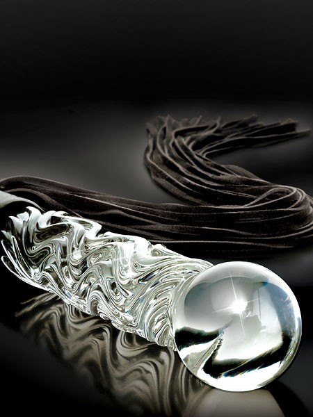 Icicles No. 38: Lederpeitsche mit Glasdildogriff