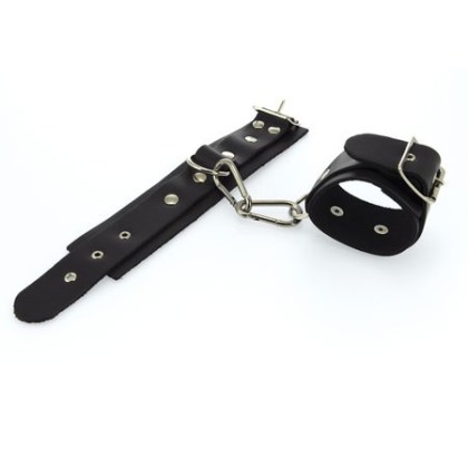 Leder-Fußfesseln mit D-Ring + Karabinerhaken, schwarz Leder-Fußfesseln mit D-Ring + Karabinerhaken, schwarz