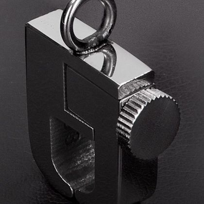 Triune Mini Shackle: Edelstahl-Magnet-Nippelclip Triune Mini Shackle: Edelstahl-Magnet-Nippelclip