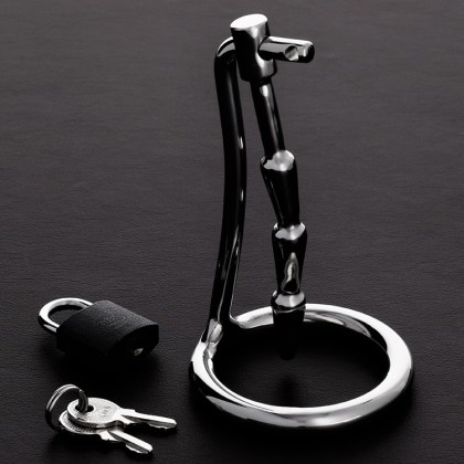 Triune The Humped Cock Trap: Edelstahl-Penisring mit Eichelplug Triune The Humped Cock Trap: Edelstahl-Penisring mit Eichelplug
