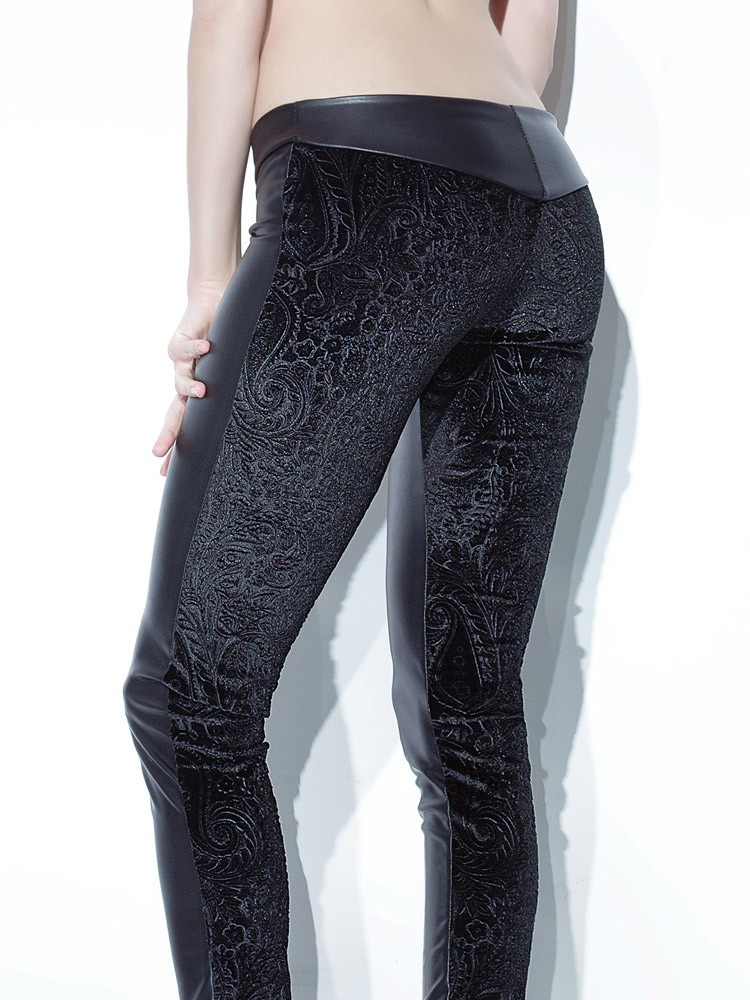Coquette: Wetlook-Samt-Hose, schwarz (S)