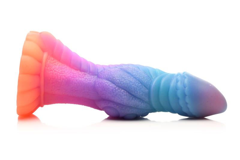 Leuchtender Alien-Dildo im Dunkeln