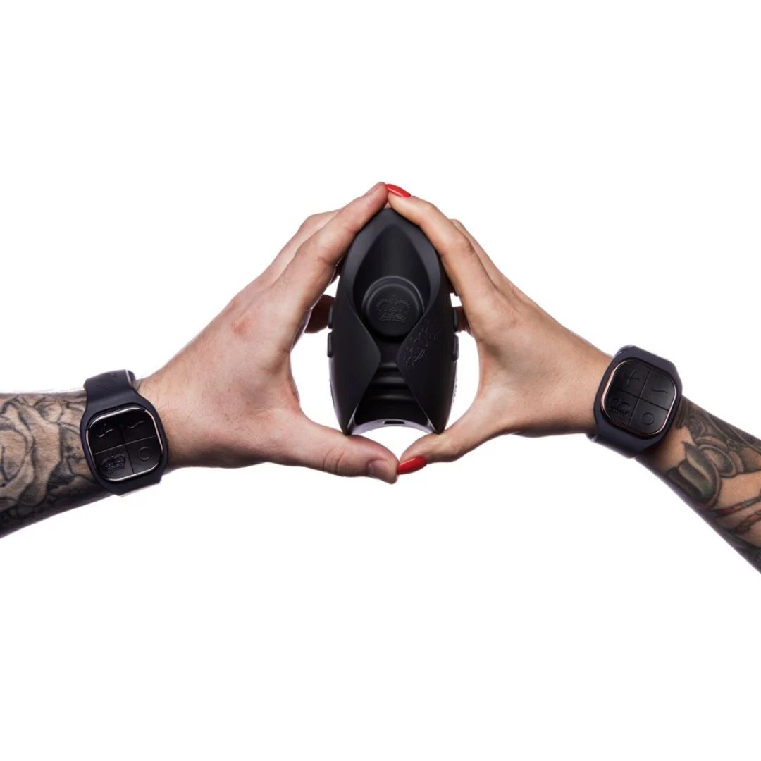 Masturbator „Pulse Duo Lux“ mit 2 Fernbedienungen am Armband
