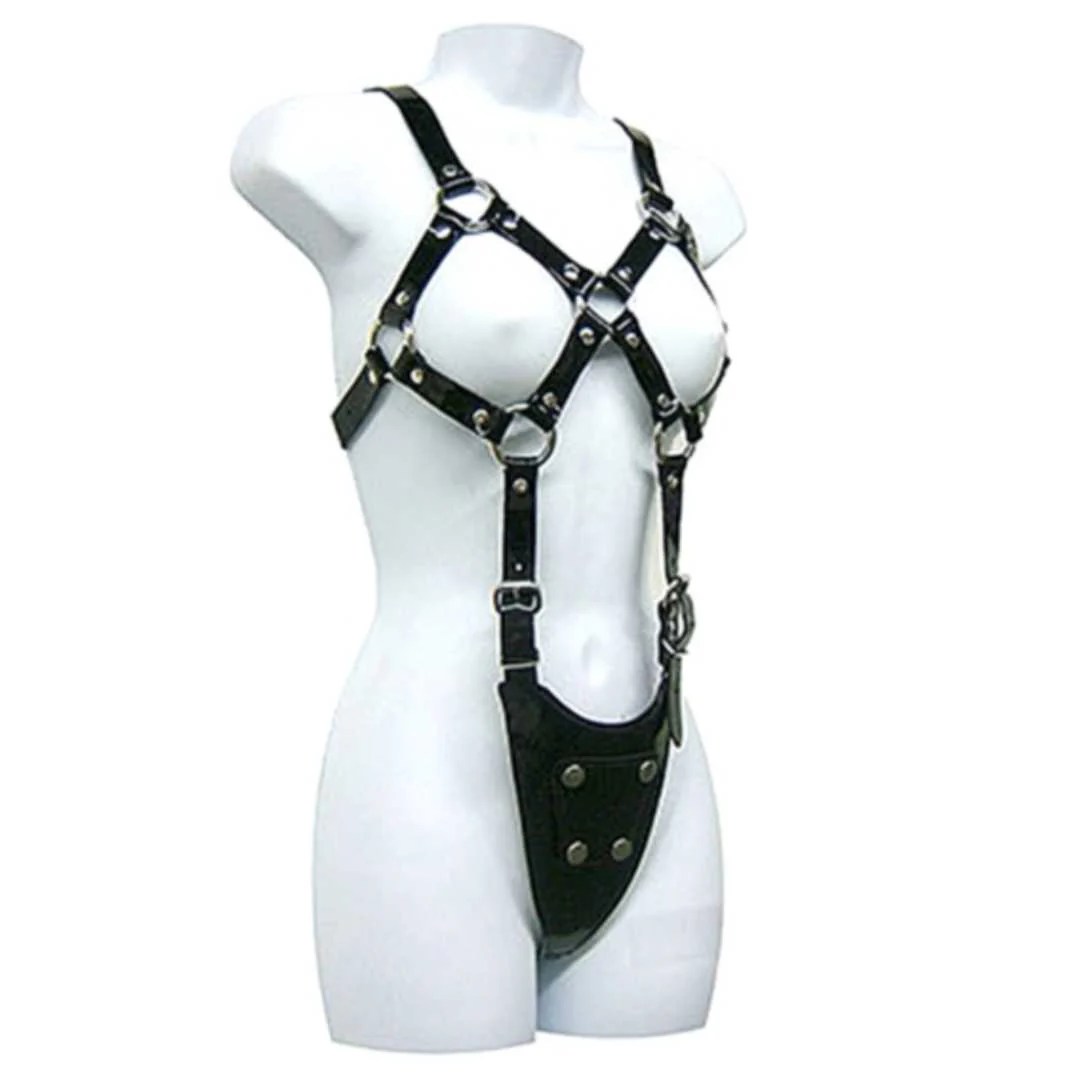 Lederharness mit metallischen Akzenten
