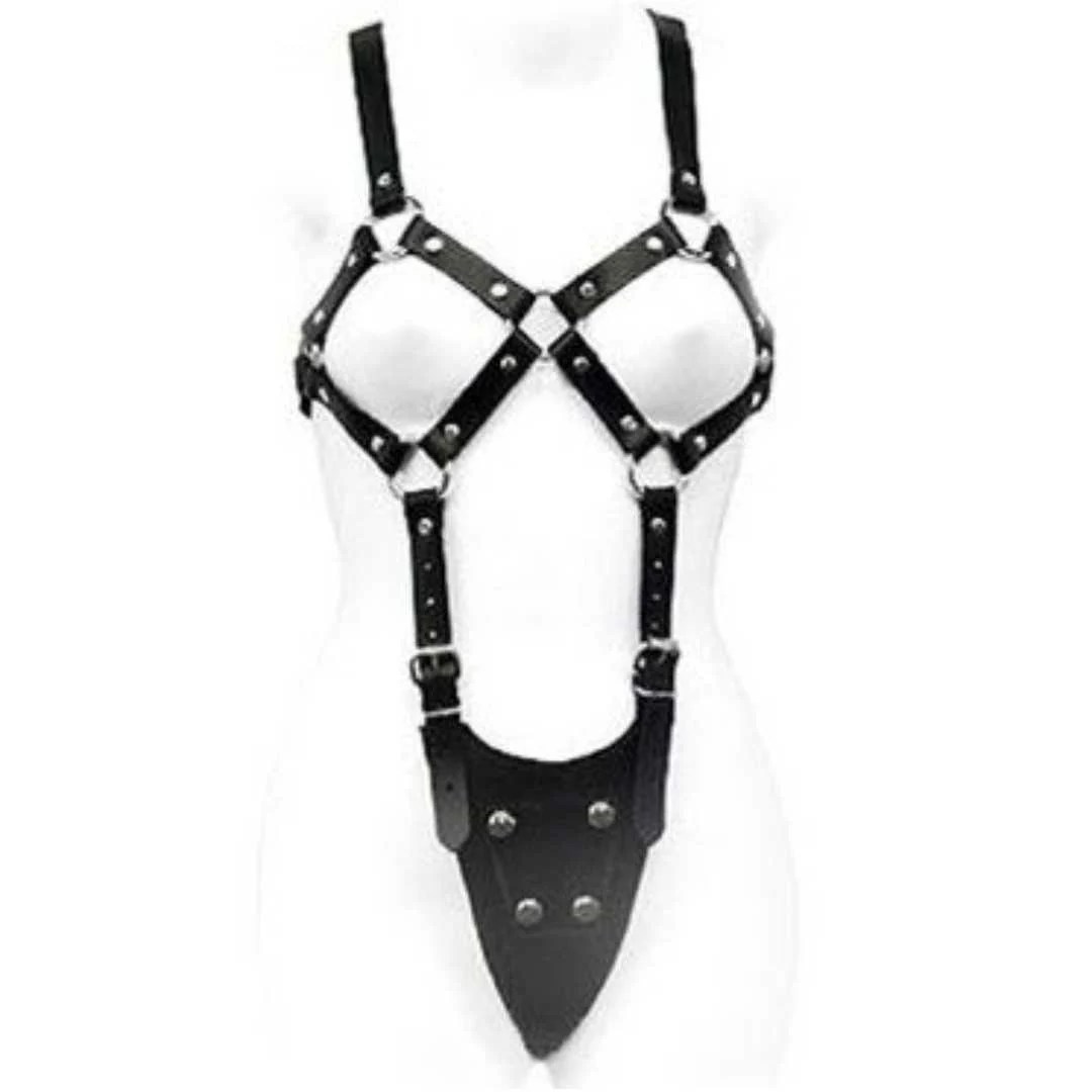 Lederharness mit metallischen Akzenten