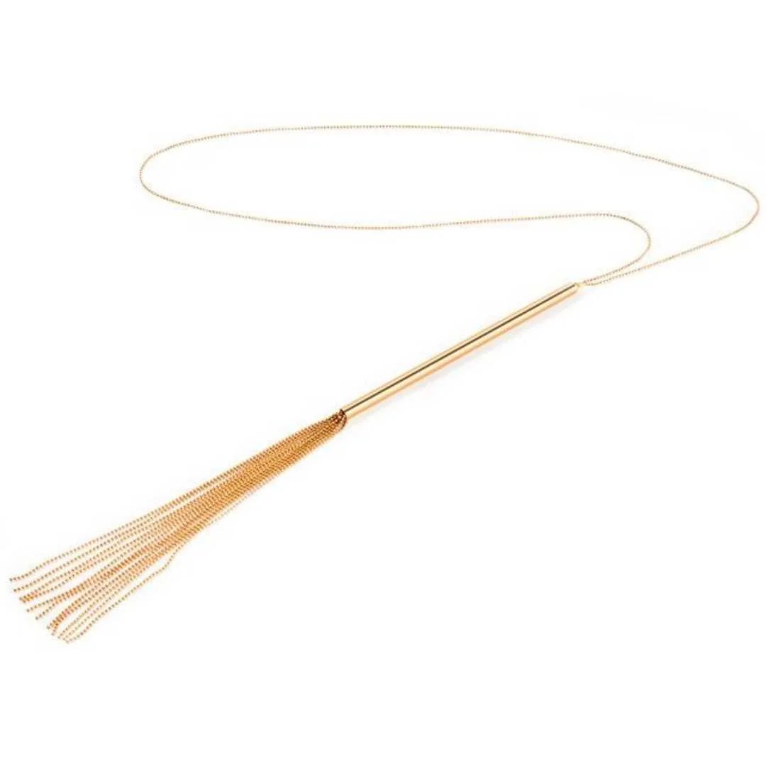 Lange goldene Halskette mit Peitsche