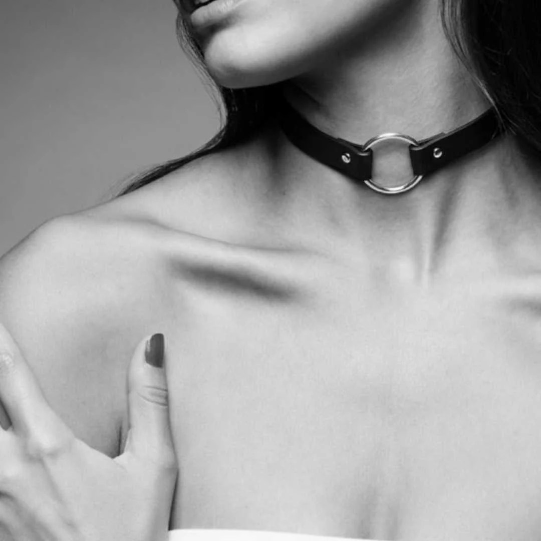 Halsband mit goldenen Elementen