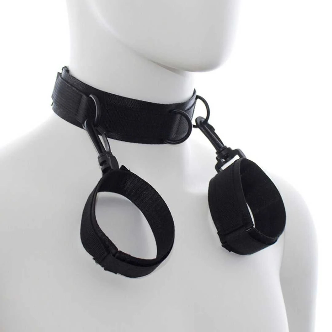 Halsband mit Handfesseln