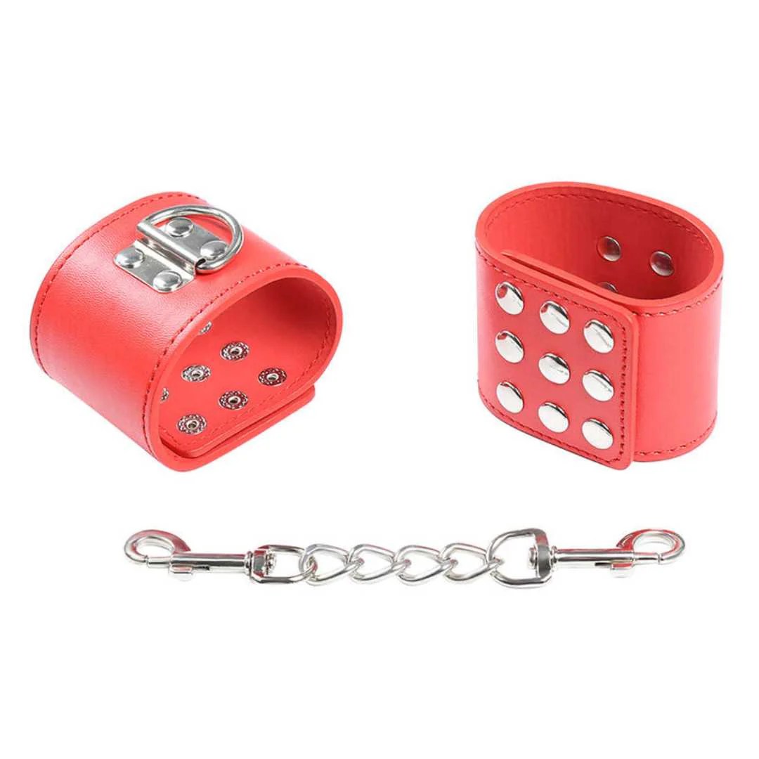 Rote Handschellen mit Metall-Elementen