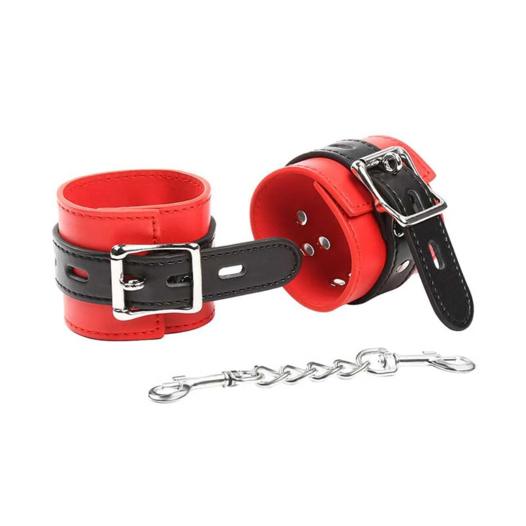 Rote Handfesseln mit schwarzen Riemen