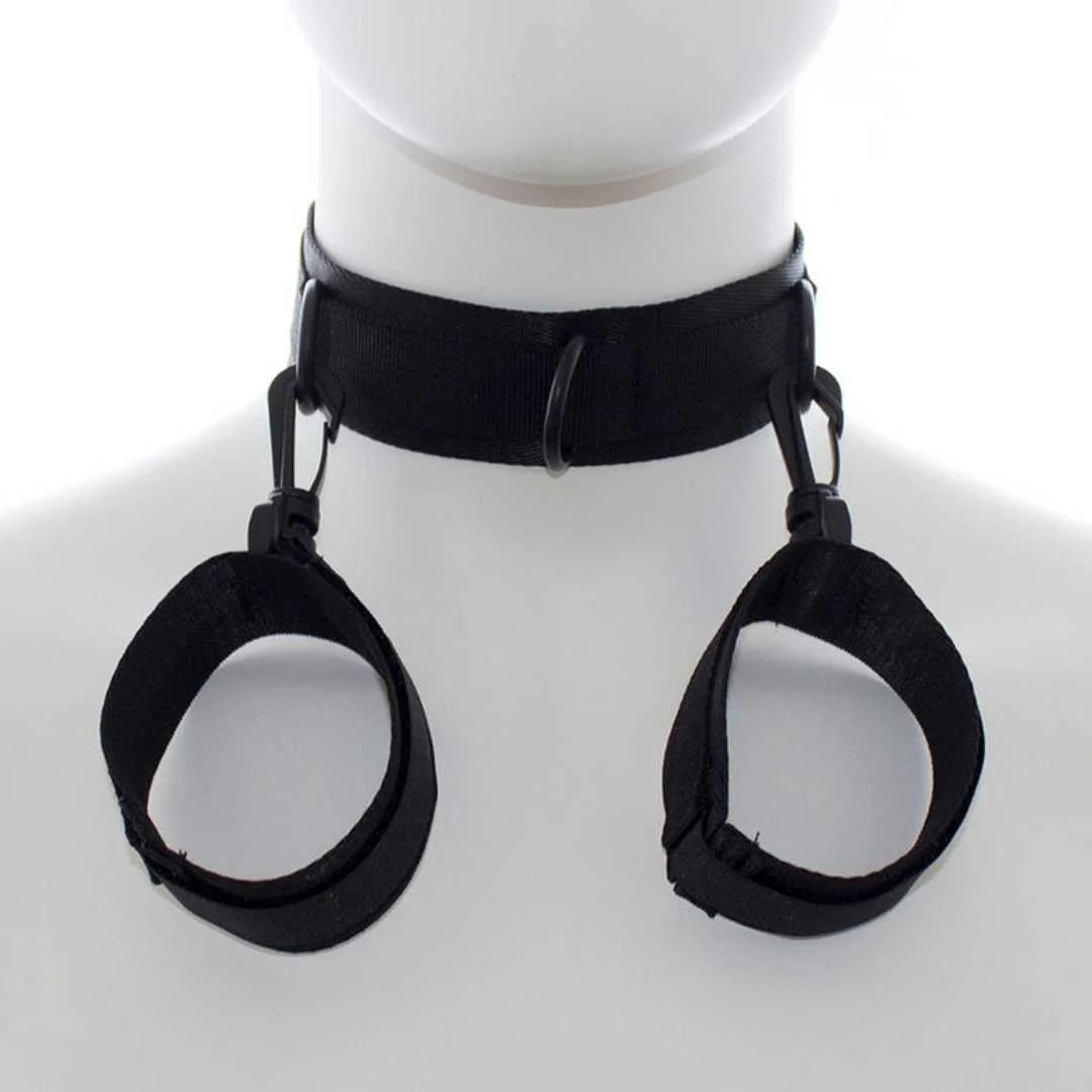 Halsband mit Handfesseln