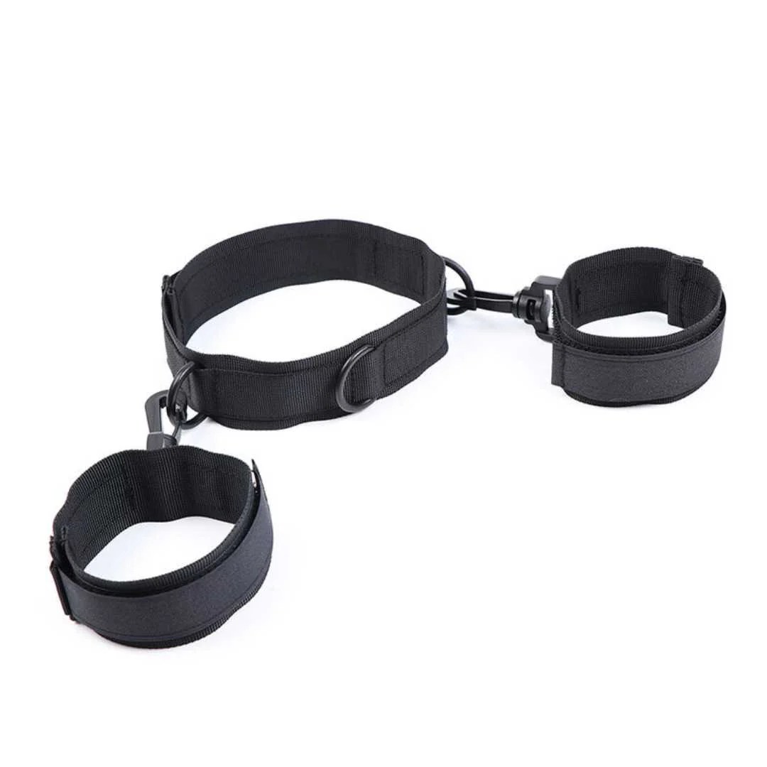 Halsband mit Handfesseln