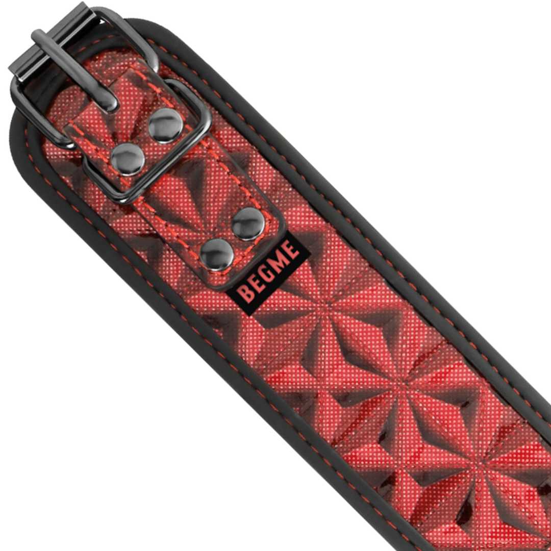Rot-Schwarze Halsfessel mit Metall-Leine