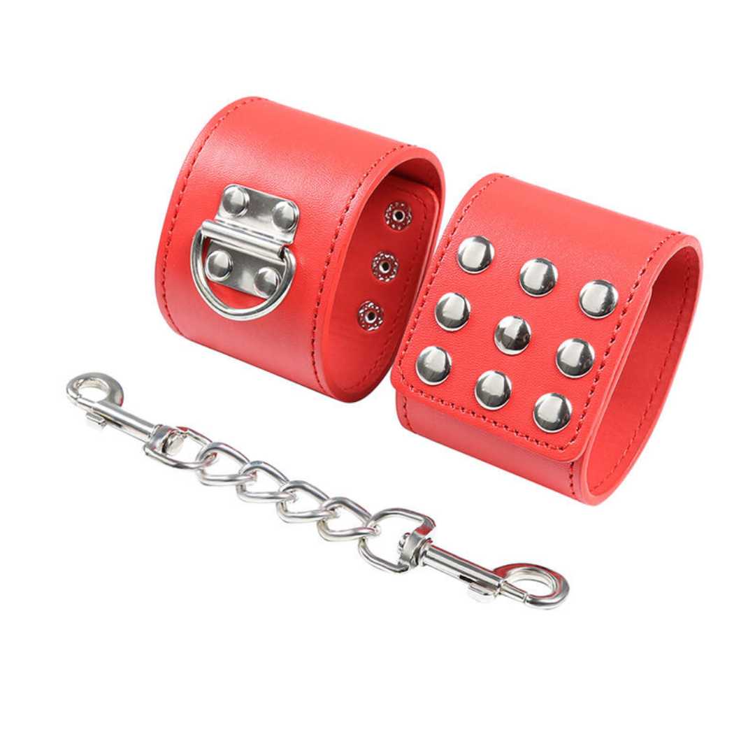 Rote Handschellen mit Metall-Elementen