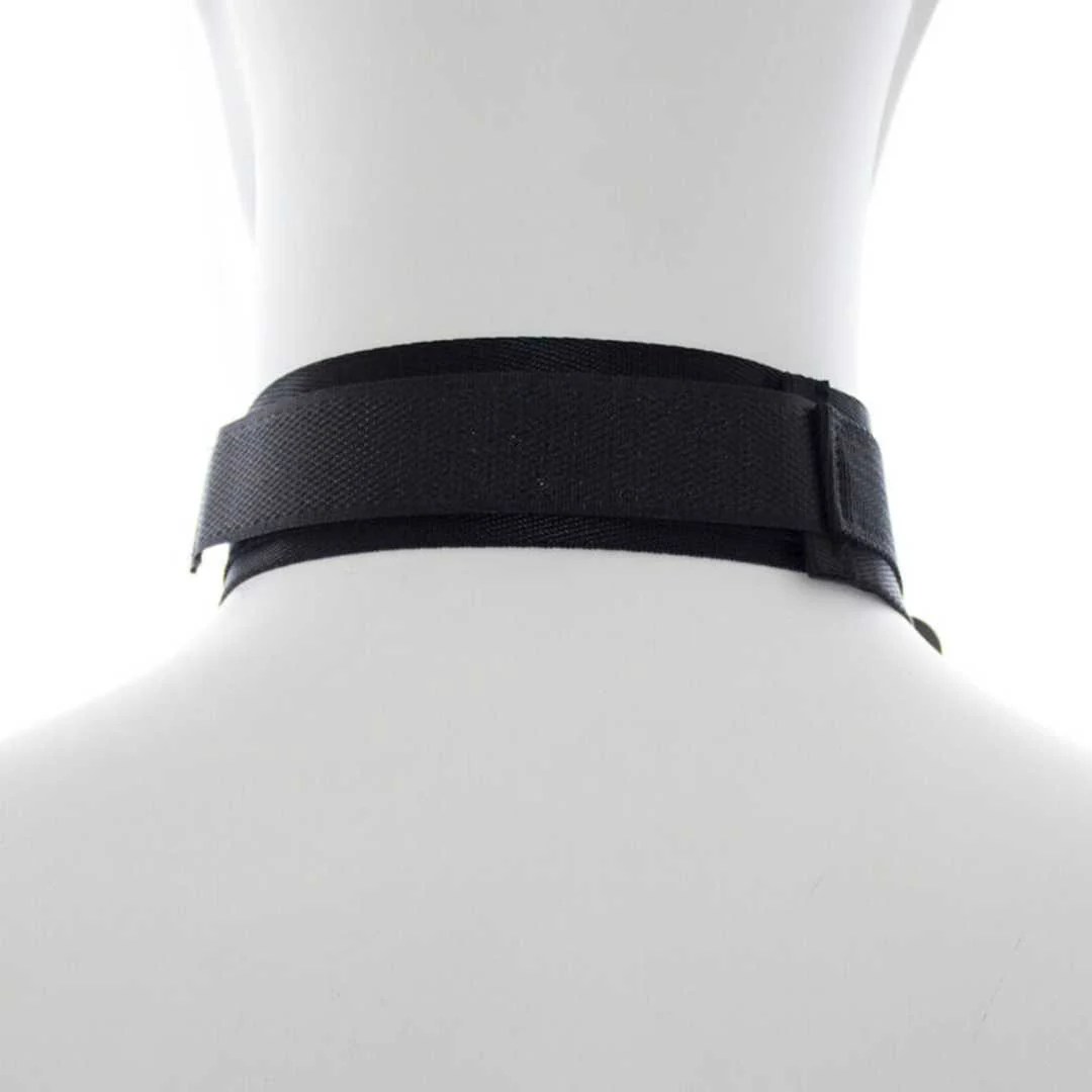 Halsband mit Handfesseln